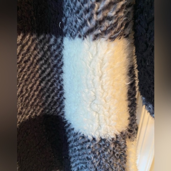 Hippie Rose Black and White Buffalo Check Hooded Sherpa Shacket Size L - Picture 5 of 5